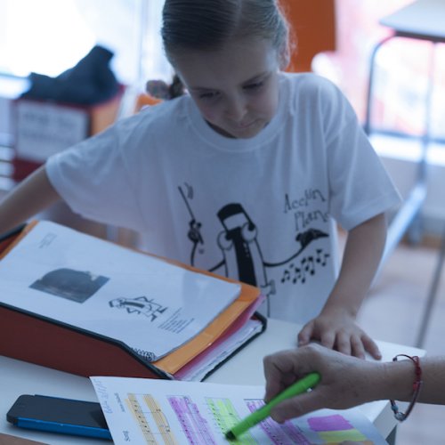 Una de nuestras alumnas de piano comprendiendo la forma de una pieza que está preparando para su acceso al Conservatorio.