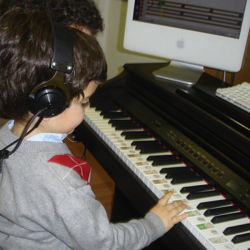 Ya con 3 años era capaz de leer partituras en el nivel 3 de SoftMozart. En este nivel, las partituras ya presentan los pentagramas en forma horizontal, como las "partituras de piano de verdad".